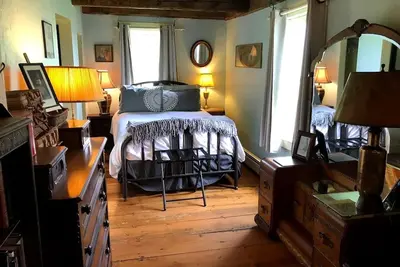 Image de Cabine intemporelle sur une route de campagne tranquille