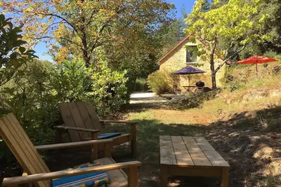 Image de Gîte tout confort dans un domaine boisé au bord de la piscine près de sarlat
