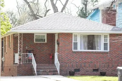 Image de Spacieux Corporate Home w / King Bed, 5 min à pied du centre-ville + Près de tout