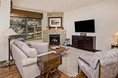 Image de Spacieux Townhome Vail w / Great Interior, route de la navette de la ville, w / pont privé