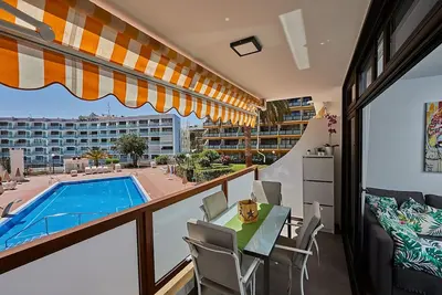 Moderne, renoveted, 150 m Yumbo, 600 m plage de sable fin. Une connexion Wi-Fi gratuite. Entièrement équipé.