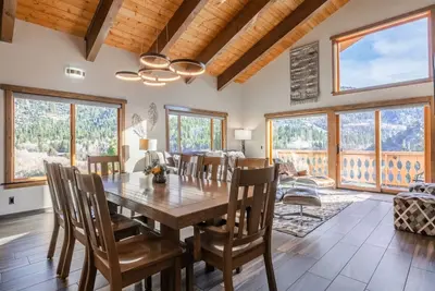 Image de Contemporain, décoré par des professionnels. Vous pourriez juste vous pincer.