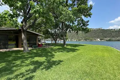 Image de Près du lac Austin, au bord du lac, maison familiale, pas un lieu de fête