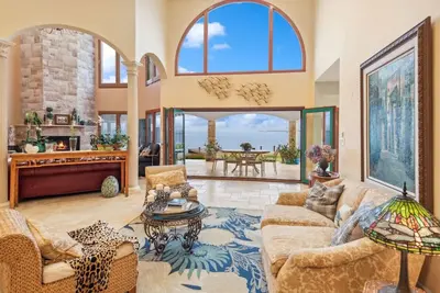 Image de Hamptons Waterfront Mediterranean Home