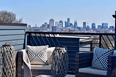 Image de Deux immenses maisons neuves avec toit privé et vue sur le centre-ville! - pour 24 personnes