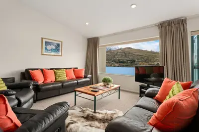 Image de Sur le lac | Balcon généreux | Confortable et pratique