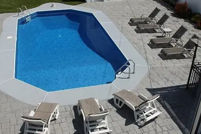 Image de 3 pâtés de maisons de la plage et une piscine creusée!