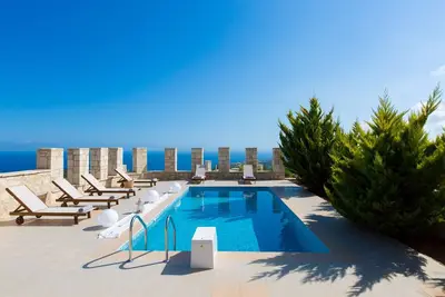 Faethon, villa en pierre écologique avec piscine privée et vue sur la mer