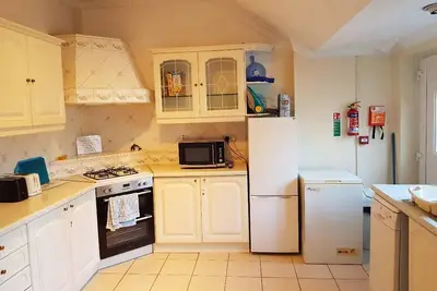 Image de Ceci est une incroyable maison entière avec 5 chambres pour 10 personnes.