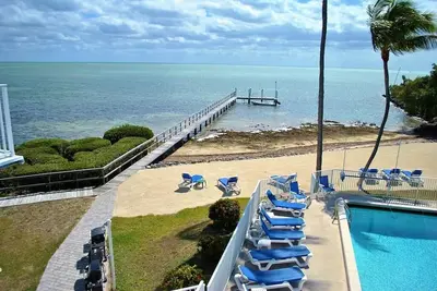 Image de Grande maison de ville avec piscine et 3 chambres au bord de l'océan - Windy Cove # 3