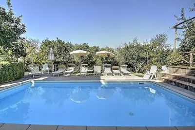 Image de Villa Fillide B: Un agréable appartement entouré de verdure.
