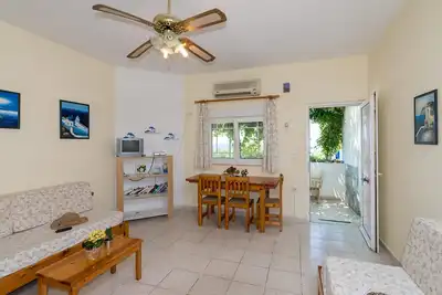 Image de Ikaros, cosy family Apt with sea view, Wifi, beach 30m