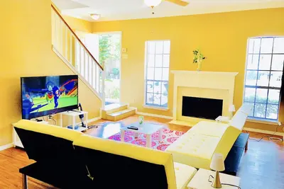 Image de Belle Mise À Jour 2bd / 2. Maison De Ville 5ba Gated! + Vie Piscine Et Lac!