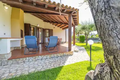 Image de Villecefalu. Pelouse anglaise. 2cuisines, 3chambres, 3salles de bains, véranda