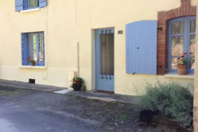 Image de Charmant chalet dans une campagne tranquille, parfait pour se promener et se détendre.