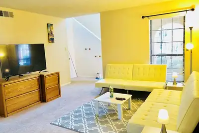 Image de Superbe mis à jour 3bd / 2. 5ba quartier souhaitable! 4 reines 2 futons