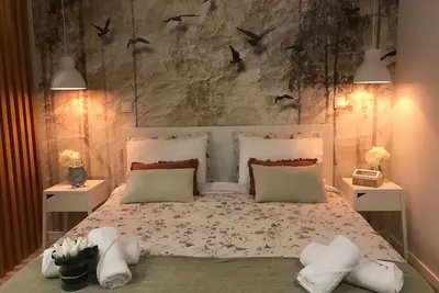 Image de Maison moderne avec jardin intérieur et grand jardin extérieur avec barbecue pou