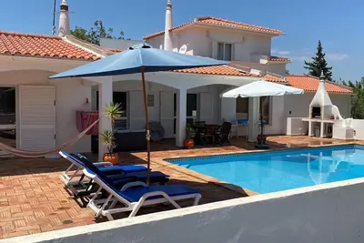 Image de Belle villa avec piscine privée, terrasse, jardin et aire de jeux