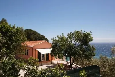 Image de Bungalow Ă Capo Berta, Imperia, vue fantastique sur la mer, petit chemin vers la mer