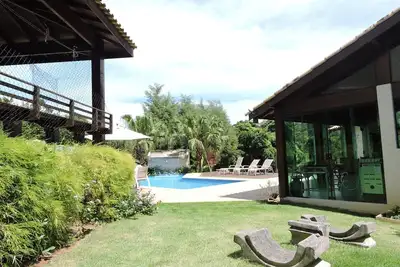 Image de Belle maison familiale - Piscine chauffée / terrain de soccer de haut niveau. .