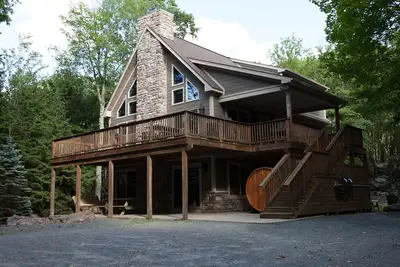 Image de “Lake Walk Lodge” Sonos, Sauna, Shuffle Board, Bain à remous, Salle de jeux, Charge Ev, 6+ B