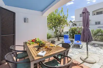 Image de Appartement de 2 chambres à coucher, à 50 mètres de la plage d'Oura et à 2 minutes du Strip