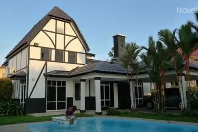 Image de Une maison loin de la maison A'Famosa Villa 928