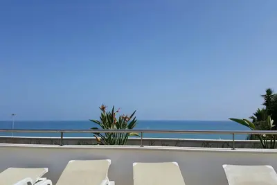 Image de Hébergement de première ligne avec vue sur la mer et balcon