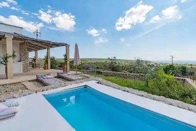 Image de Trullo vallonné avec vue sur la mer