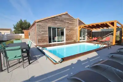 Villa Silène, autonome et toute équipée pour 11, piscine chauffée et jardin