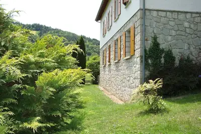 Image de maison calme dans la verdure