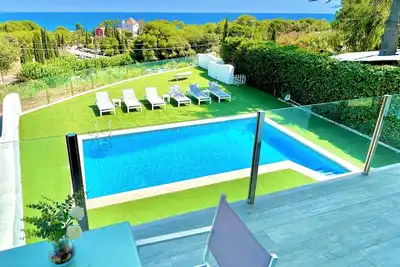 Image de Idéal villa familles avec Wifi / Ac / Bbq et vue sur la mer face à la plage Sta. Cristina