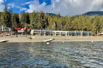Image de Condo au bord du lac sur le côté ensoleillé du lac Shuswap