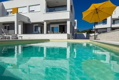 Image de Appartement de Luxe avec Terrasse et Vue sur la Mer