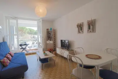 Image de Jolis studio, motte du couchant coeur de pinède, parking privé, plage et commerces. . . .