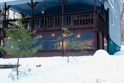 Image de Beau chalet 4 saisons au bord du lac dans les Poconos!