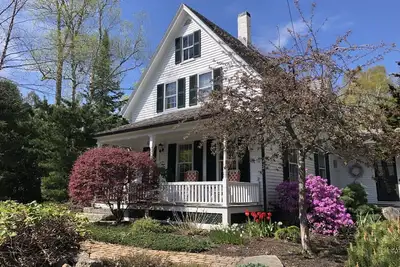 Image de Belle maison St. Chestnut avec jardins privés près de la plage de Laite