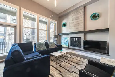 Image de 2850sqf Tout Nouveau Nouveau Stunning Mountain View Househouse # 10: 4br + 4. 5bth Pour 12 Pres De Tout