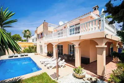 Magnifique Villa Avec Piscine PRIVÉE, Jardin PRÈS De La Plage, Piscine CHAUFFÉE