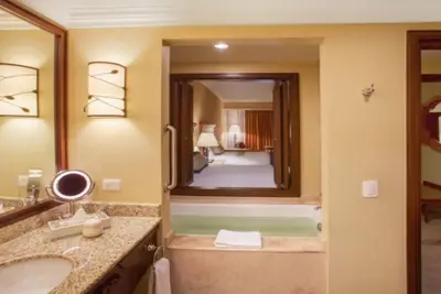 Image de Super Executive Suites avec bain à remous sur le pont 5 étoiles Resort, avril 250 $