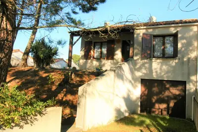 Image de Maison boisée proche de la plage des Coraux, 2 chambres, terrasse, parking et jardin