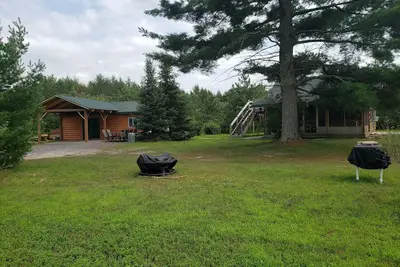 Image de Belle cabane en rondins isolée dans les bois