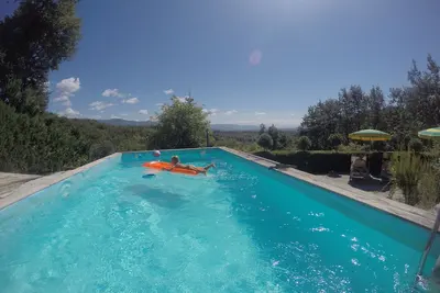 Image de Three cottages with pool in a quiet location with panoramic views amidst olives