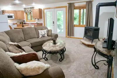 Image de Détendez-vous au calme Deer Tracks Lodge où les cerfs errent et les oiseaux chantent