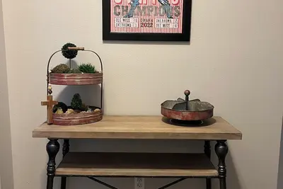 Image de Magnifiquement meublé 2 Br 2 Condo Ba proche de toute l'action!