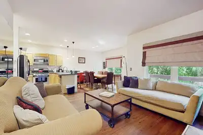 Image de Magnifique condo au bord de l'eau avec un intérieur mis à jour et un foyer à gaz confortable