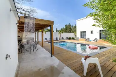 Image de La maison Blanche ⭐⭐⭐⭐ - Piscine privée - Aire de jeux - Pool House - Bbq - Clim