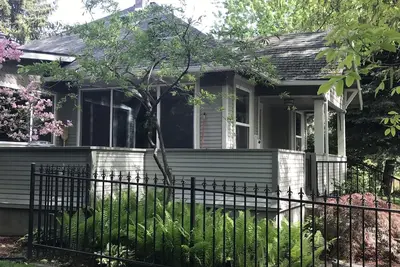 Image de Nouvelle inscription: Bungalow serein sur une rue bordée d'arbres