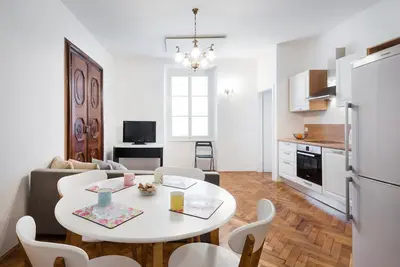 Image de Appartement baroque avec restaurant en centre ville