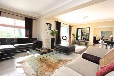 Image de Propriété de luxe de designer avec piscine privée pouvant accueillir jusqu'à 8 personnes